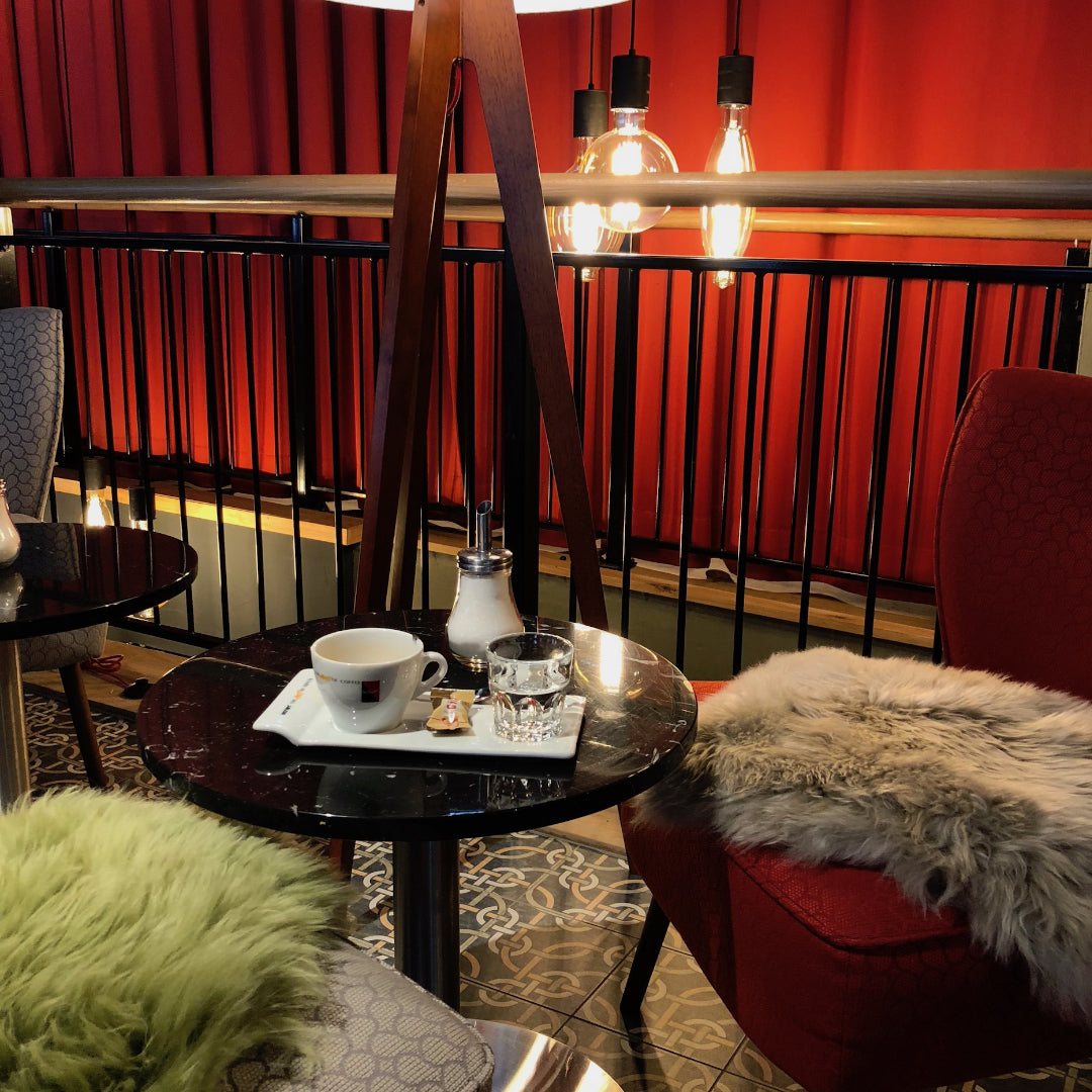 Ægte lammeskind 90x50cm – naturlige siddeskind til gastronomi, hotel og hjem