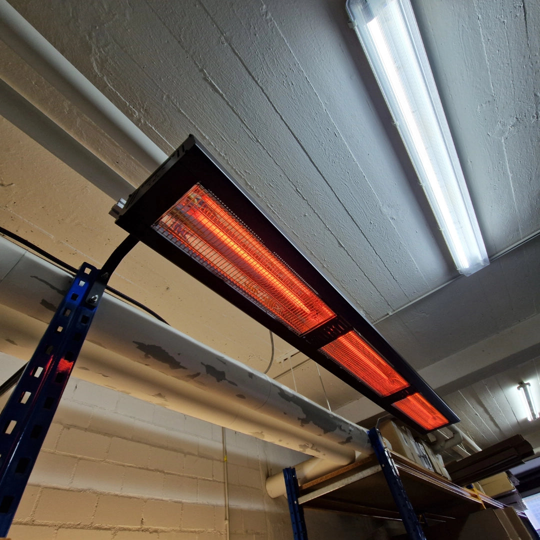 TEL Forza Carbon 7,5 kW montato al soffitto del capannone, in funzione